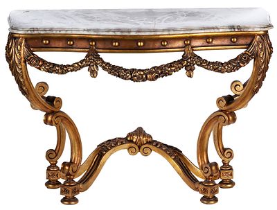 Consola dorada con tapa de m&aacute;rmol estilo Luis XV. A Louis XV style marble-top gilded console 