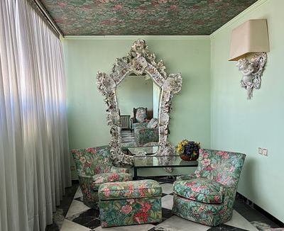 An large Italian glazed mirror with floral decoration, 19th century. Restorations 500 - 700 €