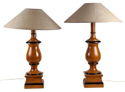 Pareja de l&aacute;mparas de mesa simulando ra&iacute;z. A pair of simulated burr-walnut baluster-shaped table 