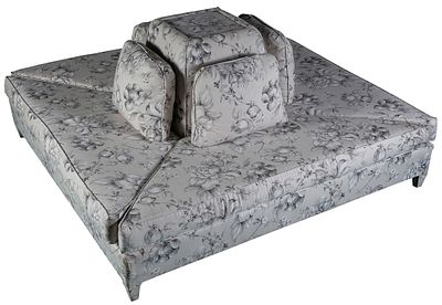 Confidente tapizado "Borne". A grey fabric-upholstered featuring flowers and pomegranates 