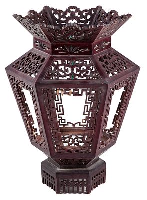 Farol chino. A Chinese style polychrome-painted pierced lantern. Damages 54 x 40 x 40 cm 200 - 250 €