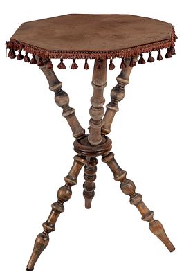 Mesa auxiliar francesa de pie tr&iacute;pode c.1900. A French tripod side table with velvet top, c. 
