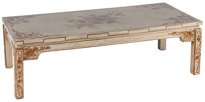 Mesa baja policromada y parcialmente dorada. An parcel-gilt white-lacquered low table 42 x 65 x 