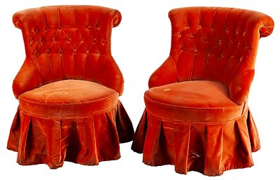 2 descalzadoras de terciopelo naranja. A pair of orange velvet-upholstered button-tufted 