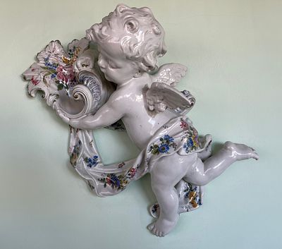 A pair of Italian white glazed cherubs with floral decoration, c. 1900 
41 x 63 cm 
500 – 600 