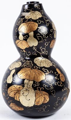 A Japanese parcel-gilt black-lacquer double gourd vase. Damages 34 x 20 cm 60 - 100 €