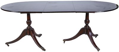 A George III mahogany extending dining table 73 x 100 x 200 cm 150 - 300 €