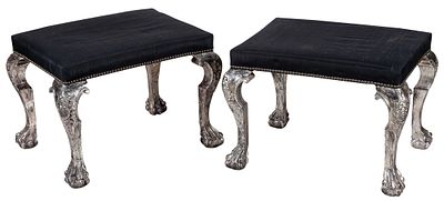 A pair of square stools with carved and silvered wood legs 39 x 50 x 65 cm 1.000 - 1.500 €
