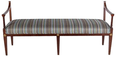 A 19th century Spanish mahogany bench with arms and no backrest 72,5 x 45 x 147 cm 200 - 500 €