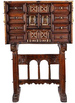 Bargue&ntilde;o espa&ntilde;ol de nogal, S.XVII y posterior. A 17th century Spanish walnut bargue&ntilde;o on 