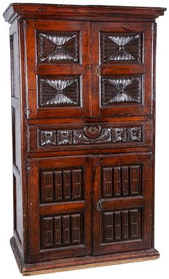 A North Spanish carved chestnut cupboard, 18th Century 178 x 59 x 104 cm 600 - 1.500 €