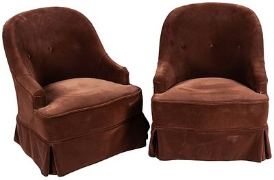 A pair of brown velvet upholstered tub-back armchairs 83 x 75 x 70 cm 300 - 500 €