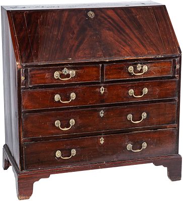 A George III mahogany bureau. Damages 106 x 52 x 100 cm 300 - 500 €