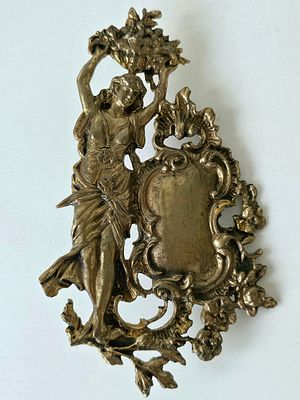 Красивая накладка из бронзы, Девушка с цветами. Размер: 17,5 х 10,5 см.