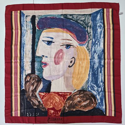 Шелковый платок "Женщина" Picasso, 1980 год. Италия. Размер: 84 х 88 см. 
Шелковый платок 