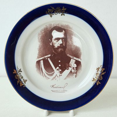 Тарелка фарфоровая "Николай II" Дулево, крытье, золочение. Диаметр: 23,5 см. 
без сколов, трещин 