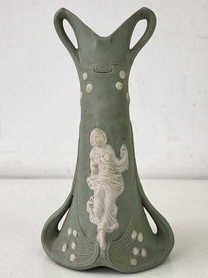 Старинная ваза «Нимфа» в стиле модерн, зелёный, белый бисквит/фарфор. Высота: 19,5 см. 
начало 