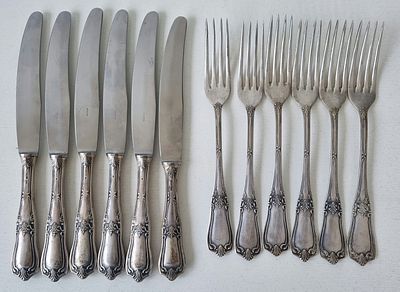 Набор вилки, ножи, серебро 875 пр, общий вес 935 грамм. Размер: 33 х 26 х 6 см. 
Общий вес: 