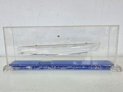 Модель подводной лодки СССР. Размер: 34 х 13 х 7 см. 
оргстекло