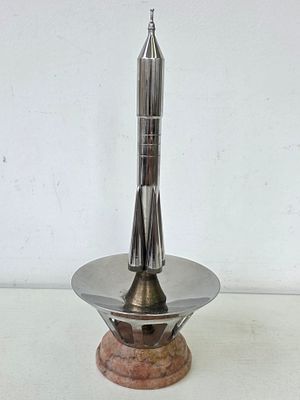Модель Ракеты СССР на подставке, металл. Высота: 32 см. Диаметр: 14 см.