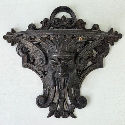 Красивая полка (консоль) чугун, в виде божества, Польша?. Размер: 23 х 15 х 15 см.