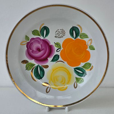 Большое Блюдо Пионы Ручная Роспись 60 лет Октября Хайта Иркутск СССР. Диаметр: 30 см. 
целое