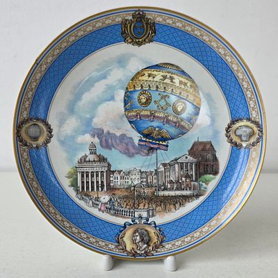 Красивая фарфоровая тарелка, Европа. Диаметр: 23 см. 
целая