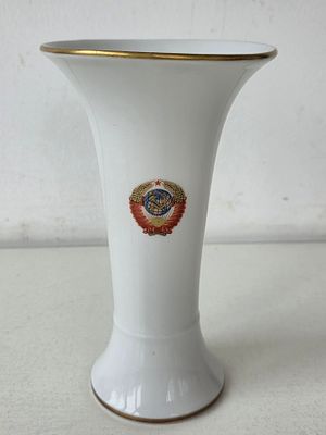 Ваза фарфоровая из Кремлевского Сервиза ЛФЗ СССР. Высота: 21 см. Диаметр: 12 см. 
целая