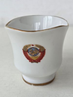 Сливочник фарфоровый из Кремлевского Сервиза, ЛФЗ, СССР. Размер: 14 х 8 х 7,5 см. 
небольшой 