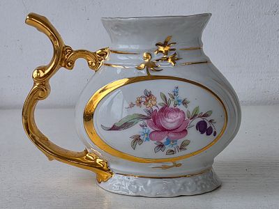 Кружка - поильник, бюветница. Фарфор Чехословакия. Времен СССР. Размер: 14 х 11 х 7,5 см.ъ 
целая