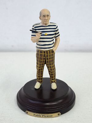 Стaтуэткa "Паблo Пикассо". 
Разрaботaна и произвeдeна испaнскoй Cтудиeй дизaйнa миниатюрной 