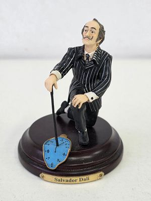 Статуэтка "Сальвадор Дали". 
Разрабoтанa и пpoизвeдена иcпaнской Студиeй дизайна миниaтюрной 