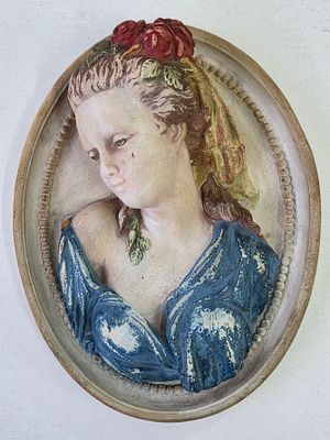 Старинный барельеф "Девушка" гипс, конец 19,начало 20 века. Размер: 29 х 22 см.