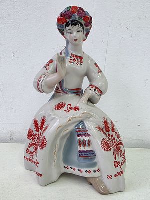 Фарфоровая статуэтка " Вышивальщица" Полонне ЗХК. Высота: 24 см. 
без сколов, трещин и реставрации