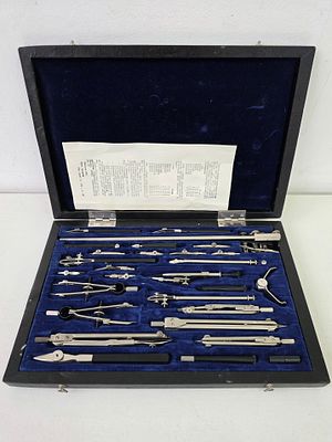 Готовальня НЧК-28-1 СССР (этикетка). Размер: 33,5 х 22,5 х 4 см.