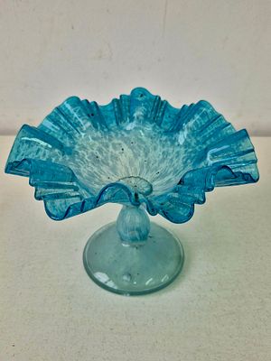 Конфетница, вазочка завод Болотиных, цветное стекло, снежный рисунок. высота 14 см, диаметр 17 