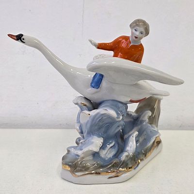 Статуэтка фарфоровая Гуси-Лебеди, Дулево 1966 год, СССР. Высота: 16 см. 
без сколов, трещин и 