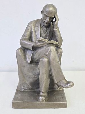 Большая статуэтка "Ленин в кресле читает книгу" силумин, СССР. Высота: 27 см. 
следы бытования