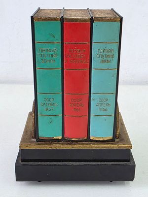 Музыкальная сигаретница в виде книг, СССР, работает. Высота: 16 см.