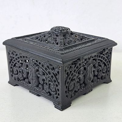 Шкатулка чугунная Касли СССР. Размер: 13 х 13 х 9,5 см.