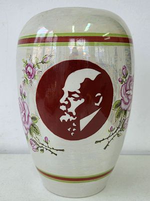 Фарфоровая ваза с изображением "Ленина В.И", Агитационный фарфор, Дулево, СССР. Высота: 26 см. 