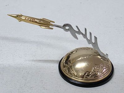 Миниатюра из СССР посвященная космосу. Размер: 9 х 5 х 5 см.