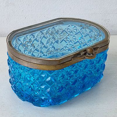 Шкатулка купоросовое стекло с монограммой?. Размер: 13,5 х 11 х 7 см. 
нижняя часть купоросовое 