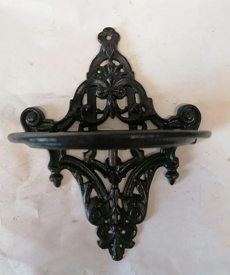 Полочка чугунная Касли 1959 год 
18х14см, глубина полки 10см