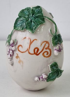 Яйцо фарфоровое (фаянс) Христос Воскресе с лепниной, Царизм?. Высота: 9 см. Диаметр: 7 см.