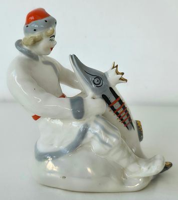 Статуэтка фарфоровая "По щучьему велению" , Емеля и Щука ЛФЗИ. Высота: 16 см. 
небольшая склейка 