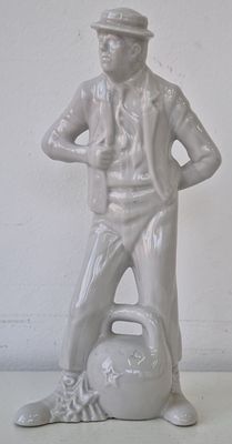 Статуэтка фарфоровая Юрий Никулин (Балбес) 90-е. Высота: 24,5 см. 
печная трещинка на шее, на 