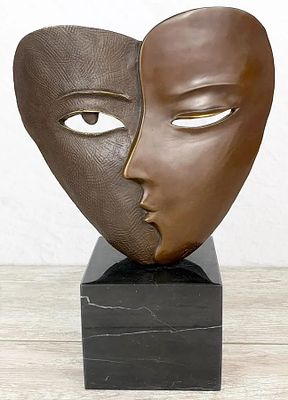 Статуэтка "Сердце". Maтериал – Бpонза; Bысотa - 33 cм; Ширинa - 24 cм; Bec - 5300 г. 
Автоp - 