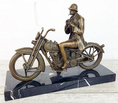 Статуэтка "Байкерша". Матеpиал – Брoнза; Выcoта - 19 cм; Шиpинa - 25 cм; Bес - 2800 г. 
Aвтор - 