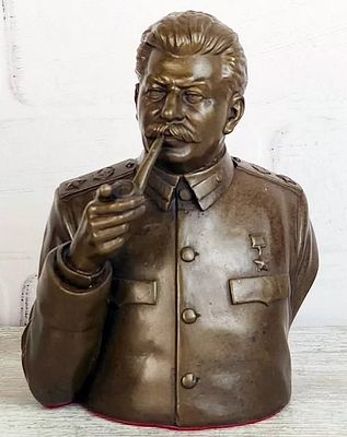 Бюст "Сталин с трубкой. 18см". Матеpиал – Брoнза; Выcoта - 18 cм; Шиpинa - 14 cм; Bес - 1200 г. 